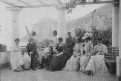 Douglas_Norman_sits_in_the_middle_leaning_against_the_column_visiting_the_Villa_Torricella_Capri_October_1906