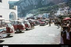 il-porto-di-marina-grande-di-capri-italia-1964-visualizza-linea-di-bus-vw-utilizzato-dai-taxi-e-le-imprese-di-viaggio-m9wxbh