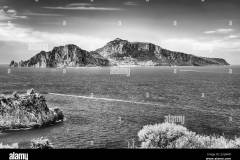 scenic-vista-aerea-dell-isola-di-capri-italia-come-si-vede-dalla-citta-di-massa-lubrense-2j1jgmd